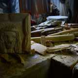 ...e manufatti in legno a carattere religioso...